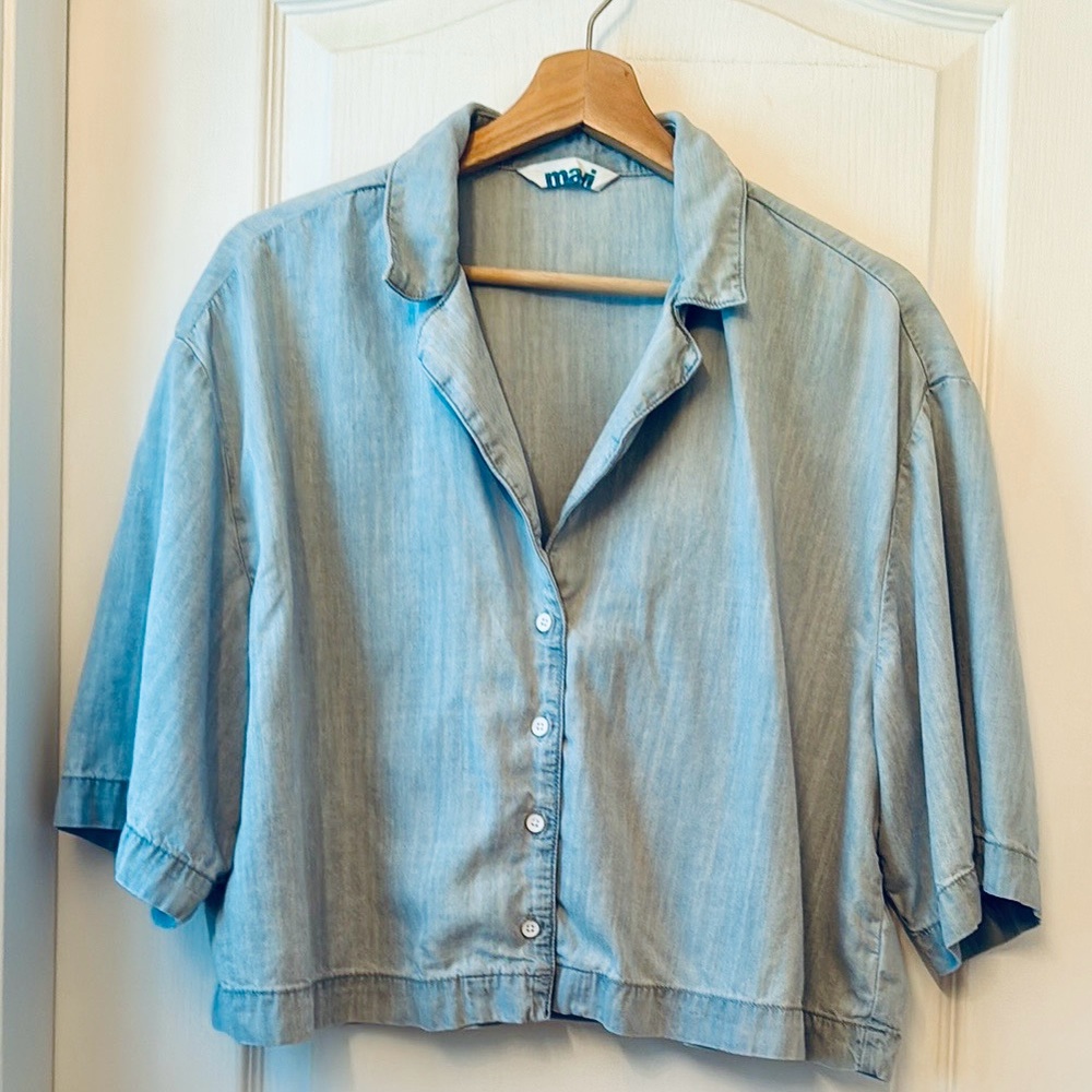Mavi Berry Cropped Button Up Top - Picture 8 of 10